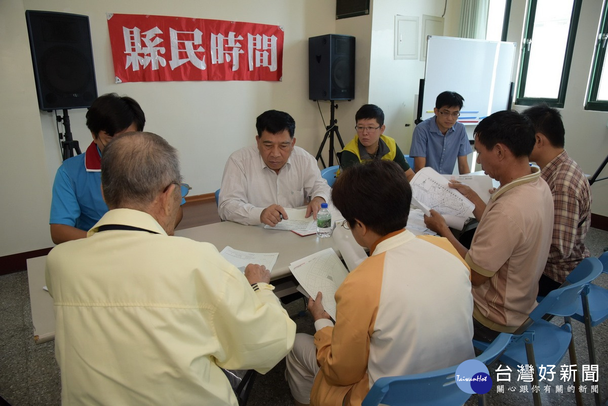 陳副縣長〈著白襯衫者〉主持水里場縣民時間,受理6件陳情案。(圖/記者吳素珍攝)