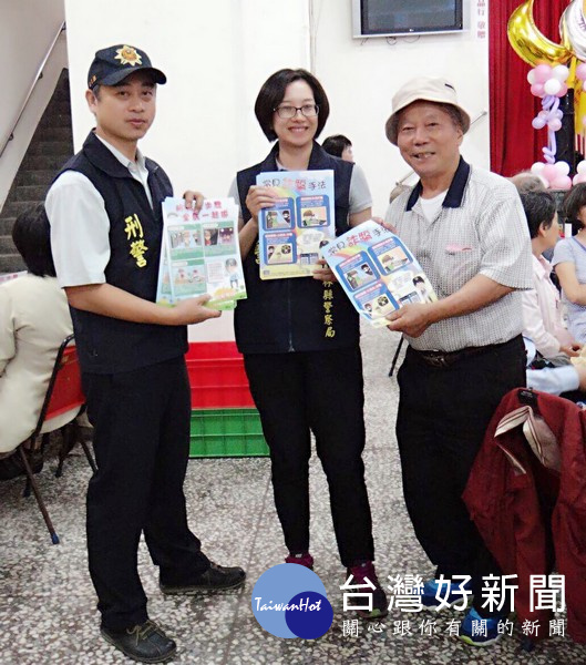北港偵查隊於敬老餐會宣導犯罪預防,展示警方積極推動服務的用心,增加民眾對警察的認同感。(記者陳昭宗拍攝)