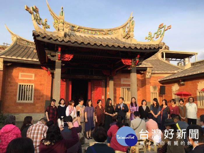 客委會主委李永得(左8)及客家局長蔣絜安(左9)與民眾深受演出內容感動。