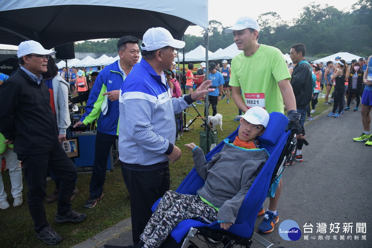 連續參加5屆的「鋼鐵老爸」蔡瑞卿也再度推著兒子一起參與2017日月潭環湖馬拉松。