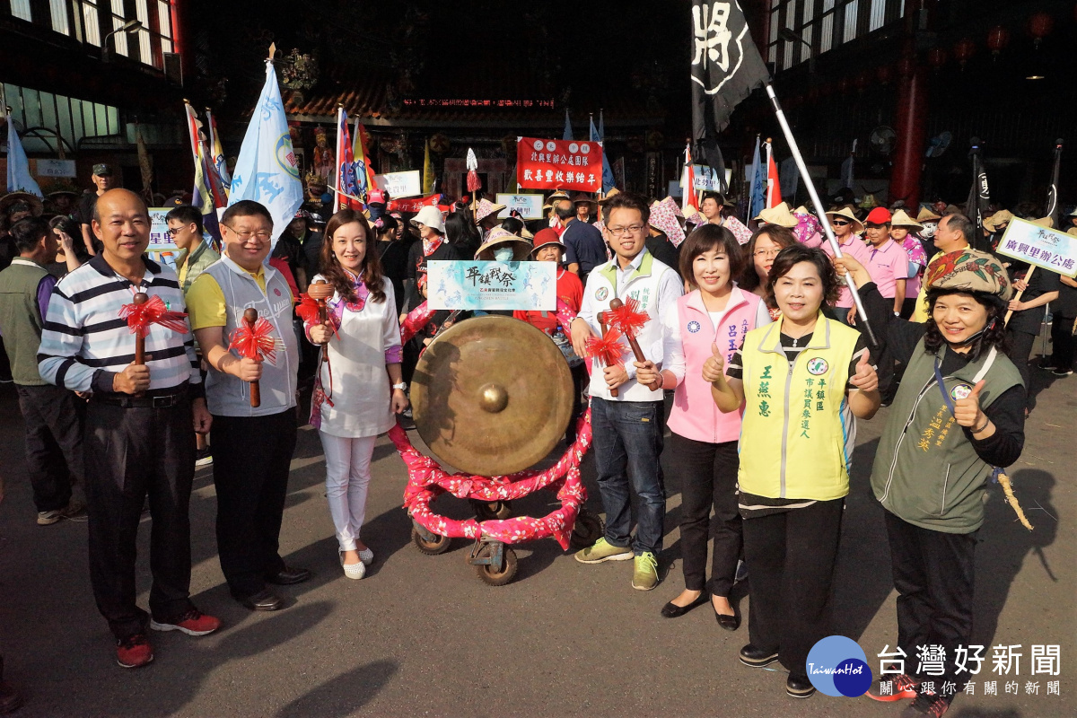 客家局長蔣絜安與區長等貴賓共同敲鑼啟動繞境儀式。