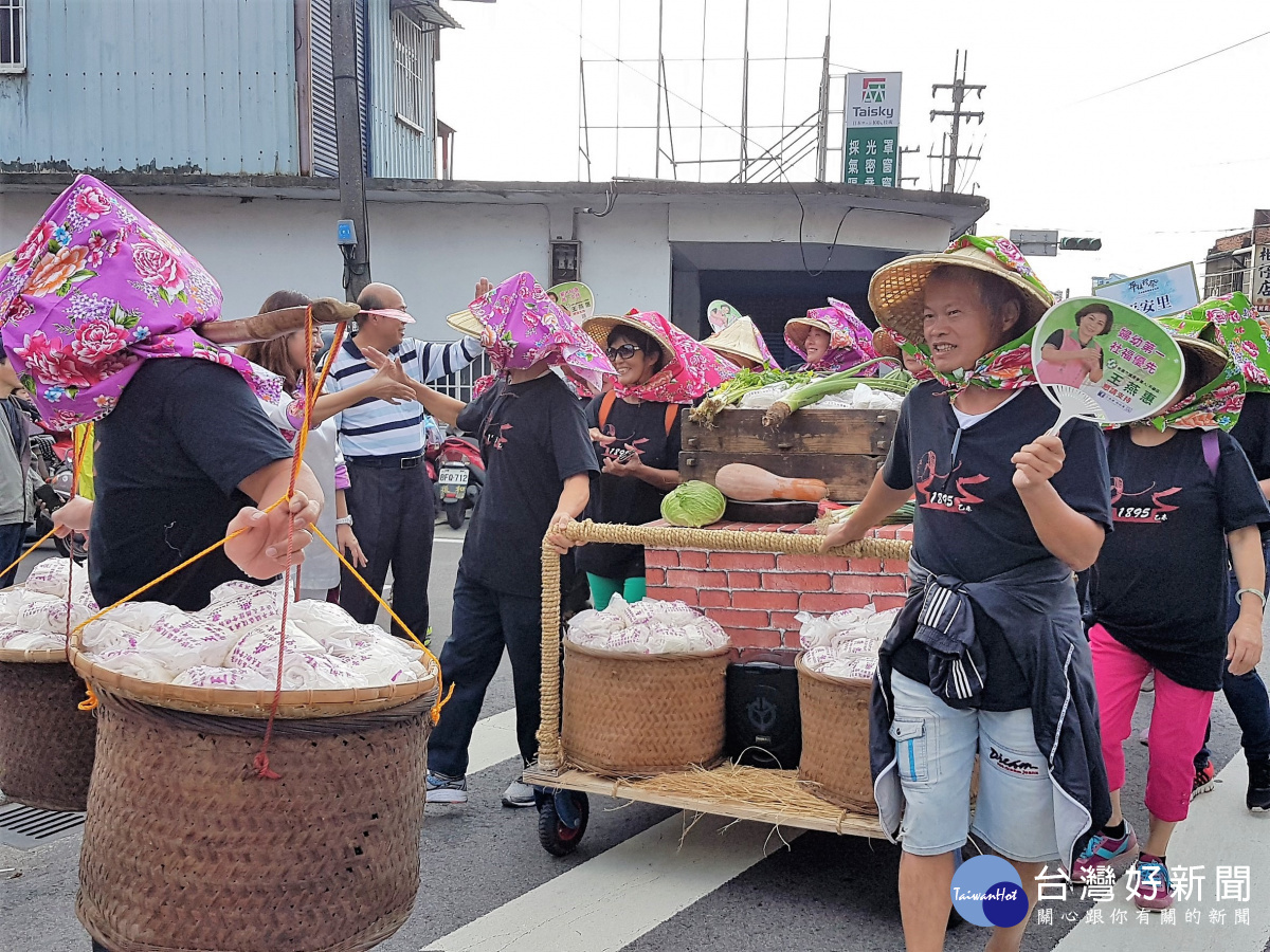 祈福補給車裝滿糧食繞境。