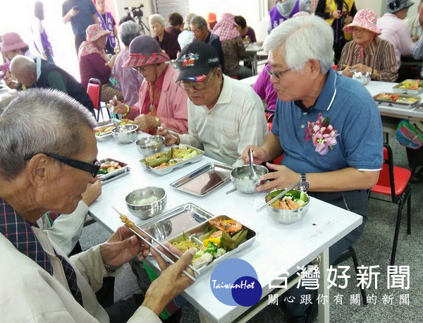 李進勇縣長與長輩們共餐,鼓勵長輩走出家門、建立人際交流機會,也讓外出打拚的子女無後顧之憂。(記者陳昭宗拍攝)