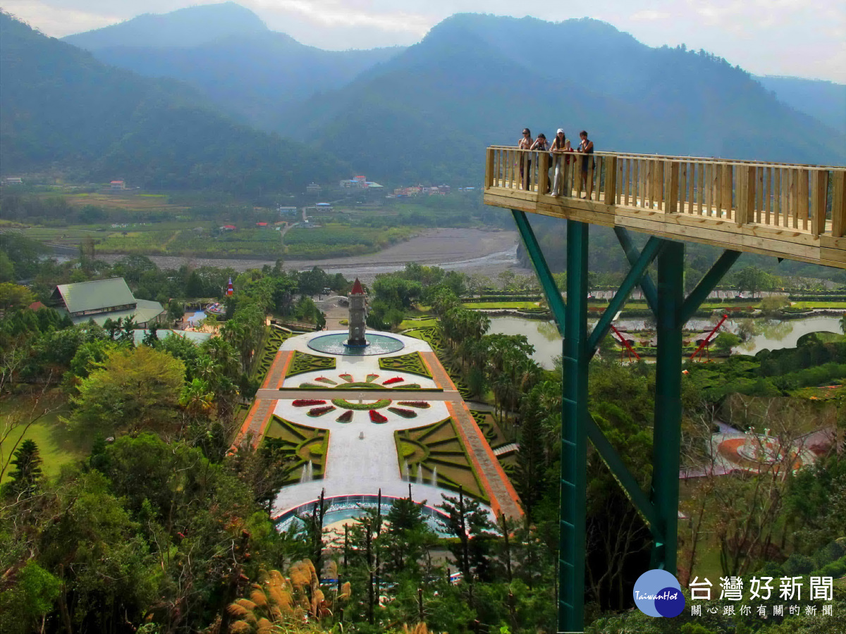 登上泰雅渡假村天空步道攬勝身心舒暢。