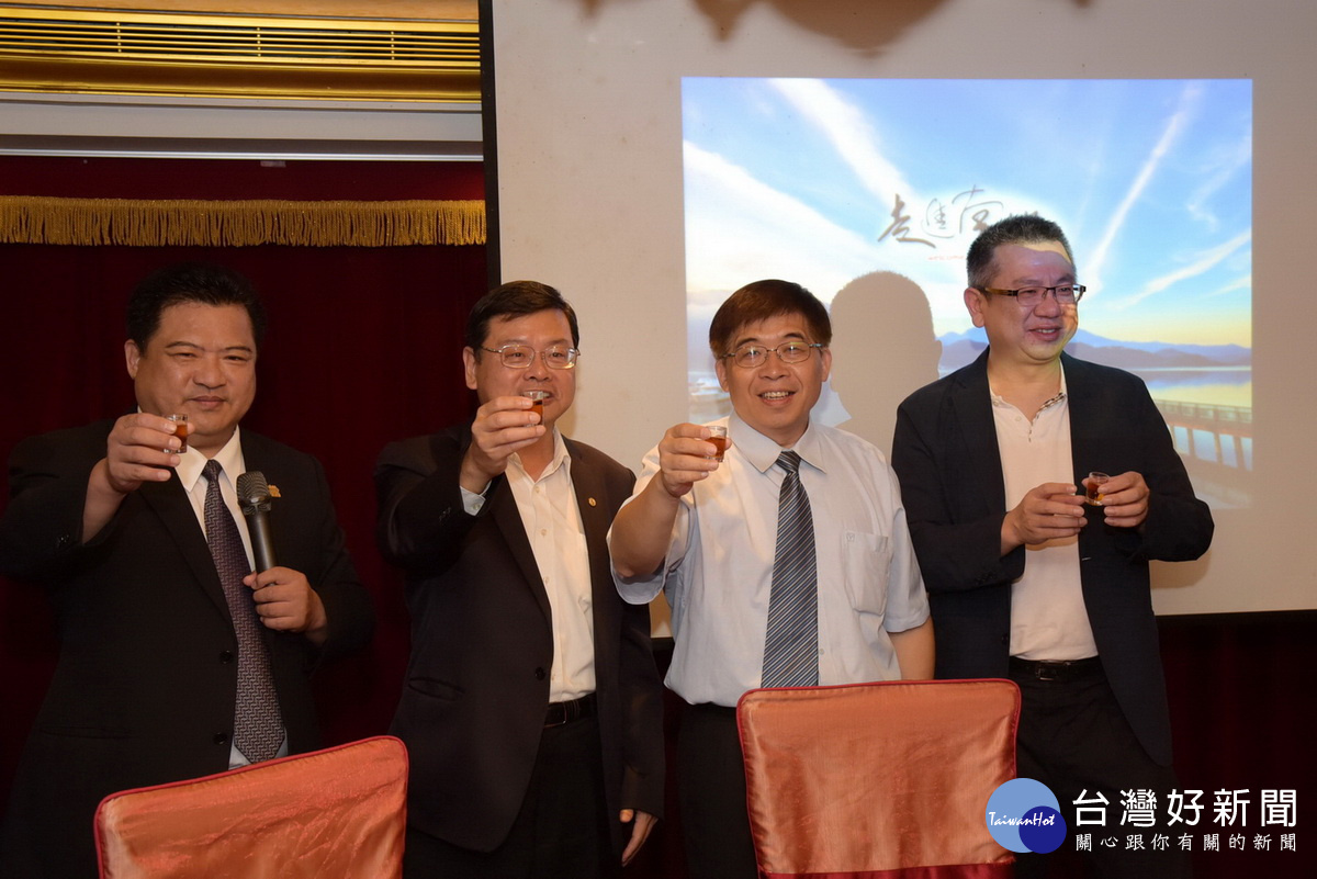 洪秘書長(右二)與旅遊業歡迎全國民眾到南投旅遊。(縣府提供)