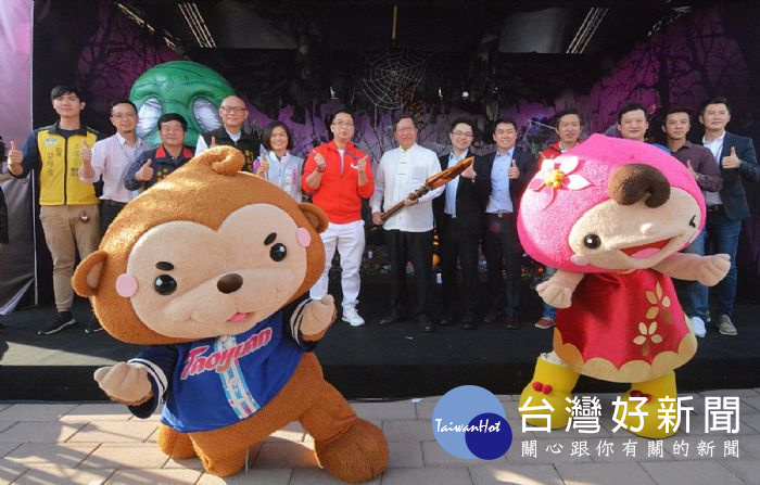 鄭市長歡迎遊客來到華泰名品城拍照打卡，感受萬聖節狂歡氣氛。
