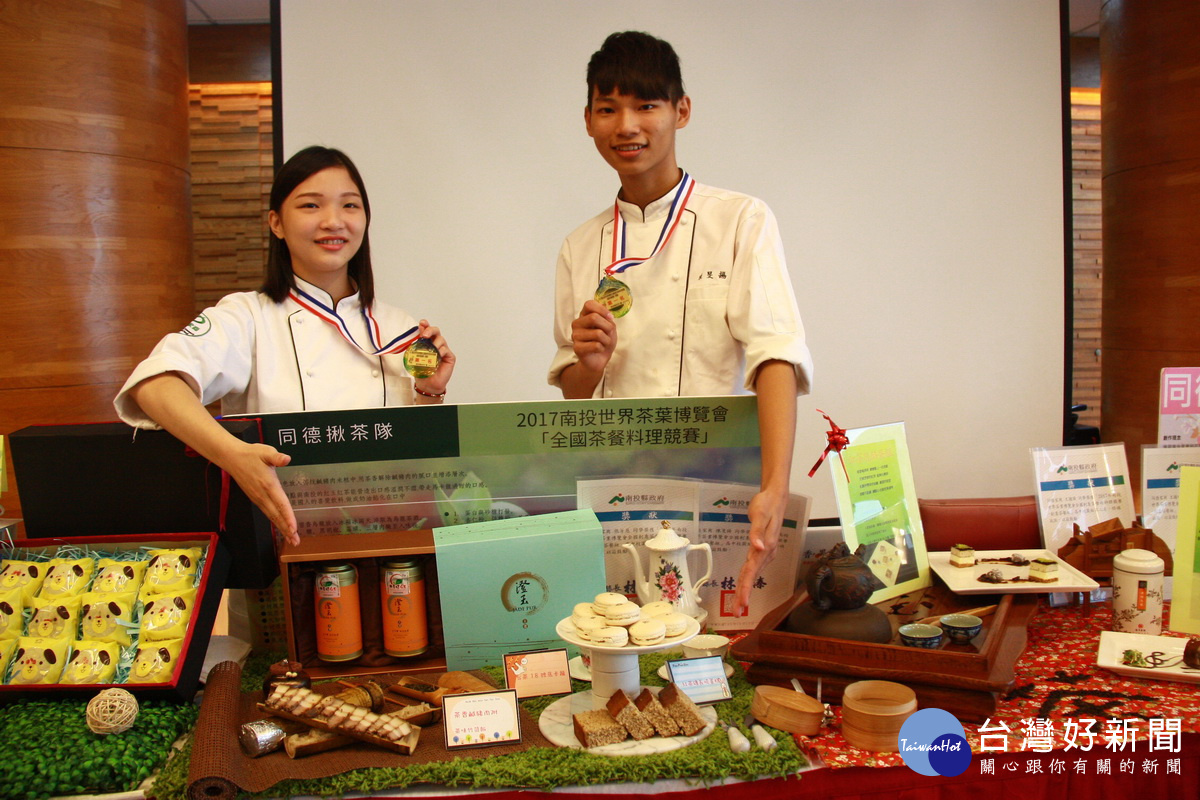 陳旻揚與張芳慈獲茶餐料理賽第一名，甜點也以紅茶融入。（記者扶小萍攝）