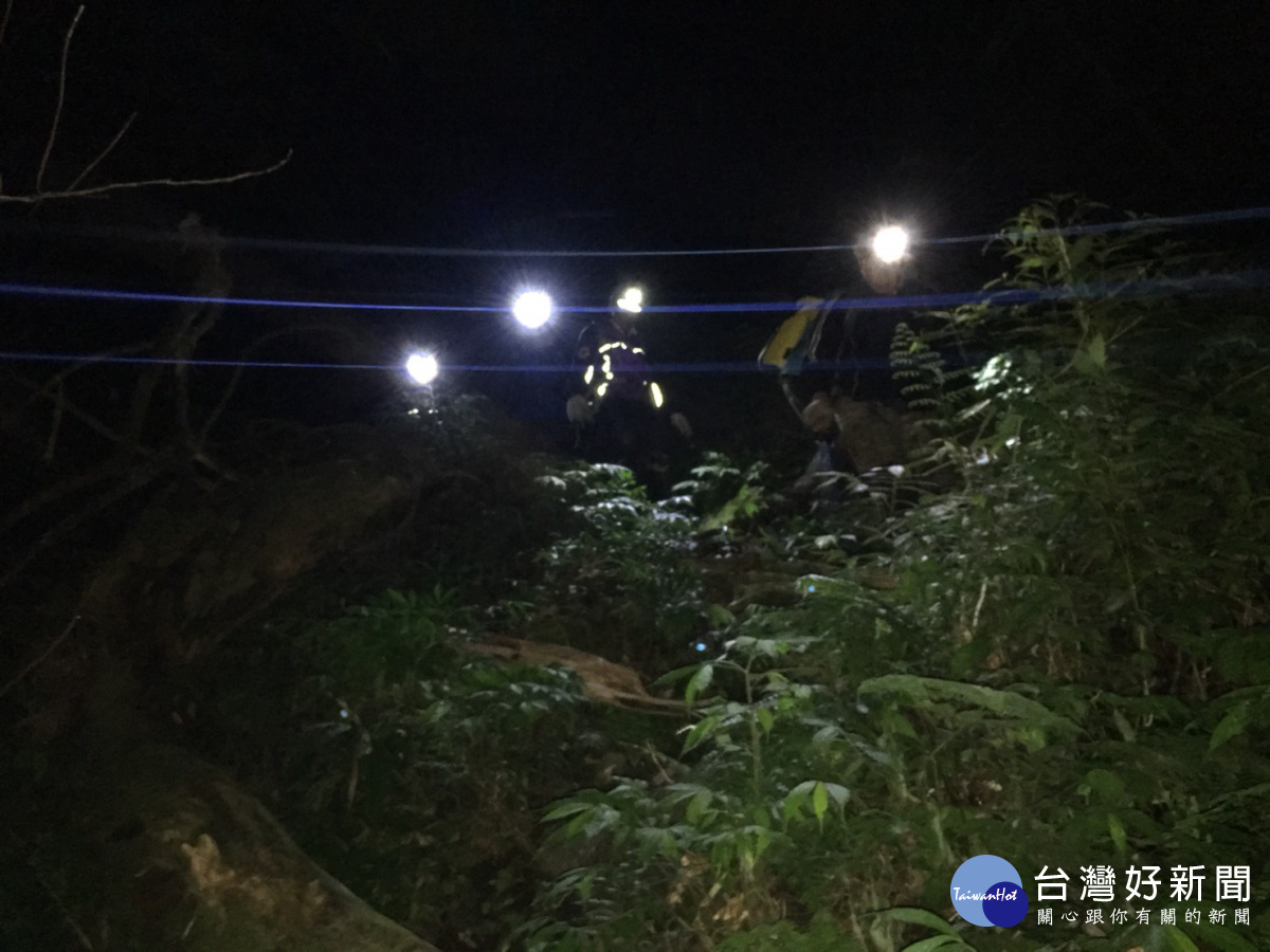復興山區發生登山迷途,幸警方及消防人員等夜晚迅速搜救,讓他們平安返家。(記者陳寶印攝)