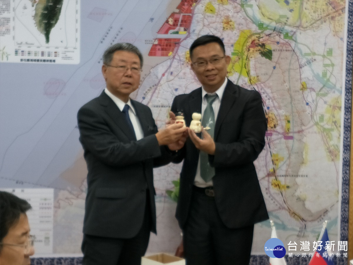 左為涉川市長高木勉與彰化縣副縣長林明裕,雙方互贈紀念品。