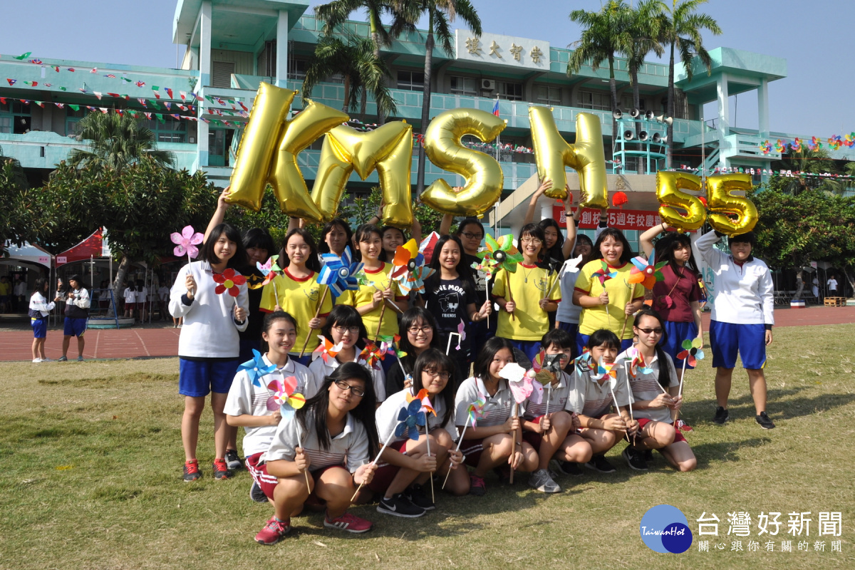 港明同學們拿著手繪風車及學校英文縮寫金色大氣球，開心為學校慶生。