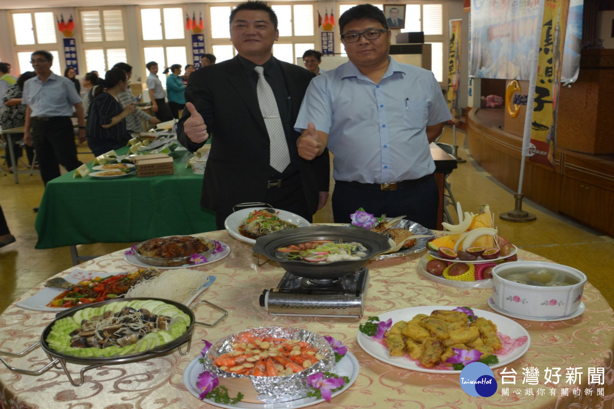台南鱻漁宴半價優惠，理事長李武龍（左）及總幹事陳崇德都說讚。