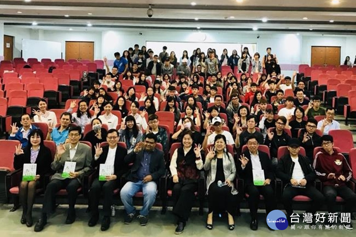 阿米爾.卡許魯總經理與長榮大學師生分享經驗。