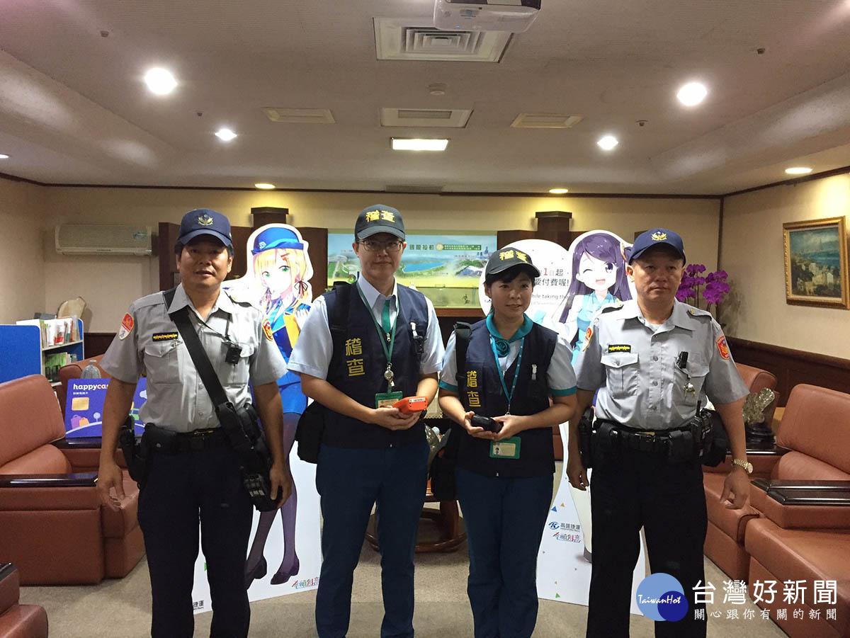 輕軌正式收費營運後,輕軌票證稽查人員目前已上線執行稽查及驗票工作。(圖/記者郭文君攝)
