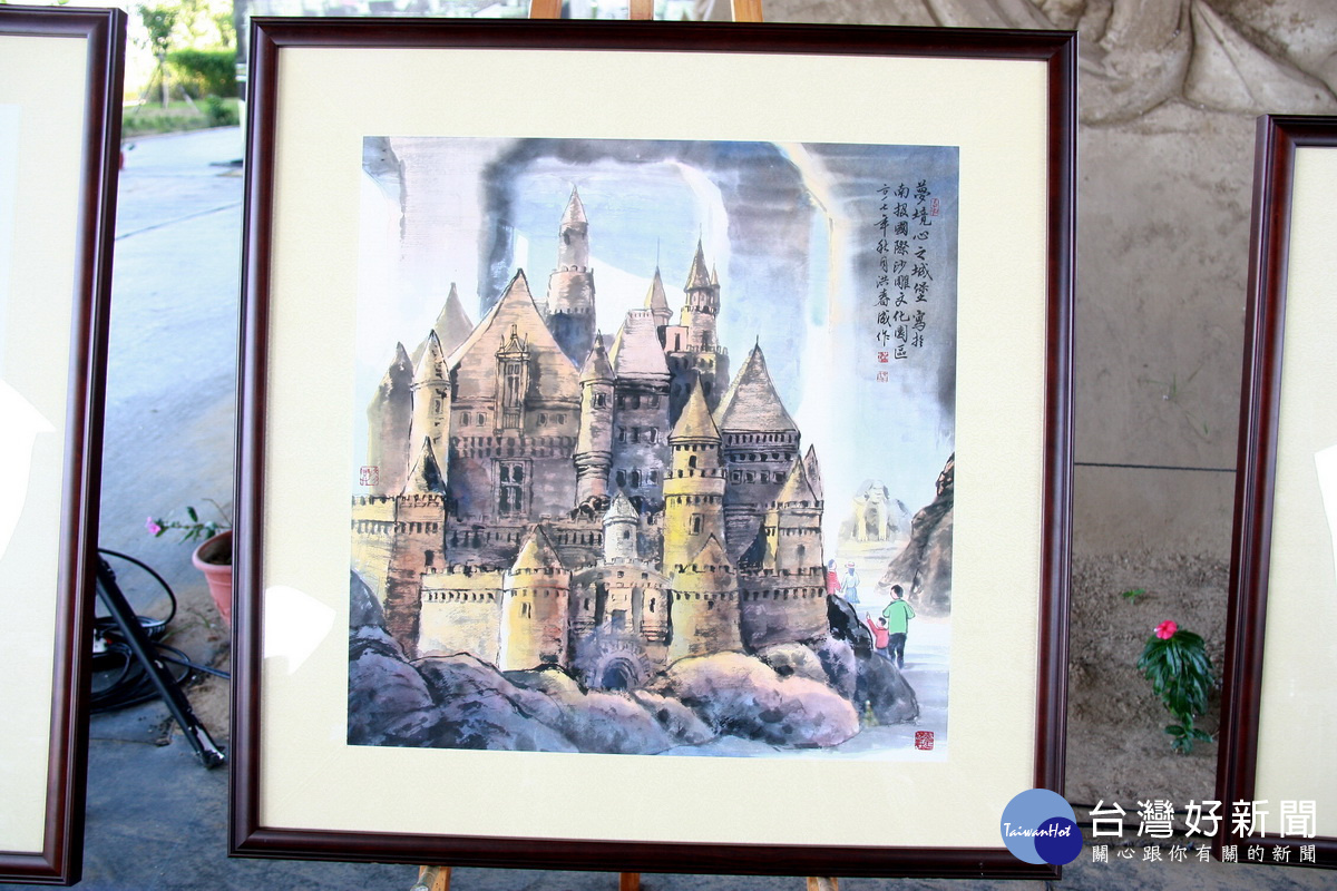 縣府請洪春成賴威嚴等藝術家執筆為沙雕留下紀念作品。(記者扶小萍攝)