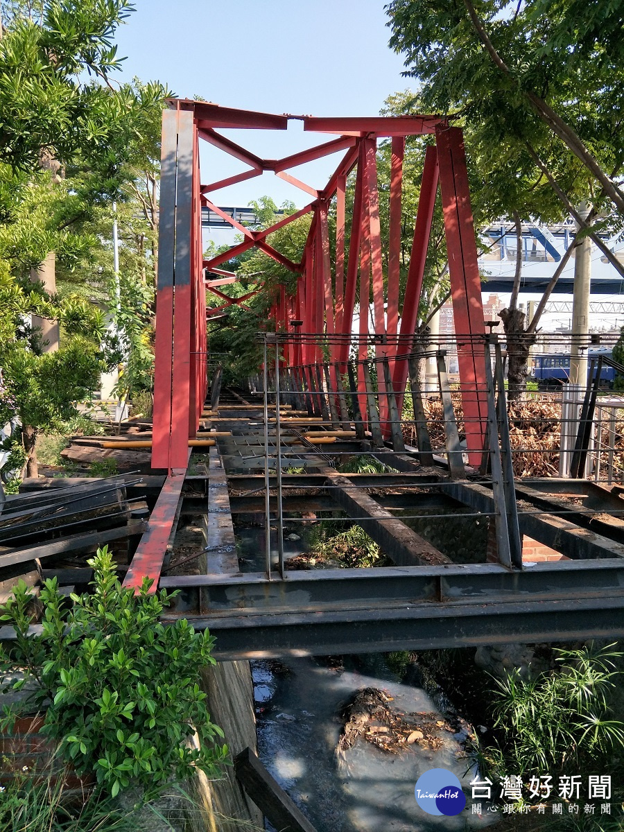 彰化後火車站廣場至扇形車庫間的綠廊步道,10年前荒廢至今。全長300公尺。