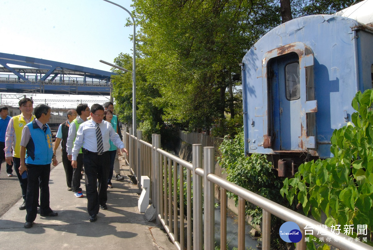 彰化市長邱建富等人勘查未來彰化後火車站將打造通往扇形車庫的通道路線。