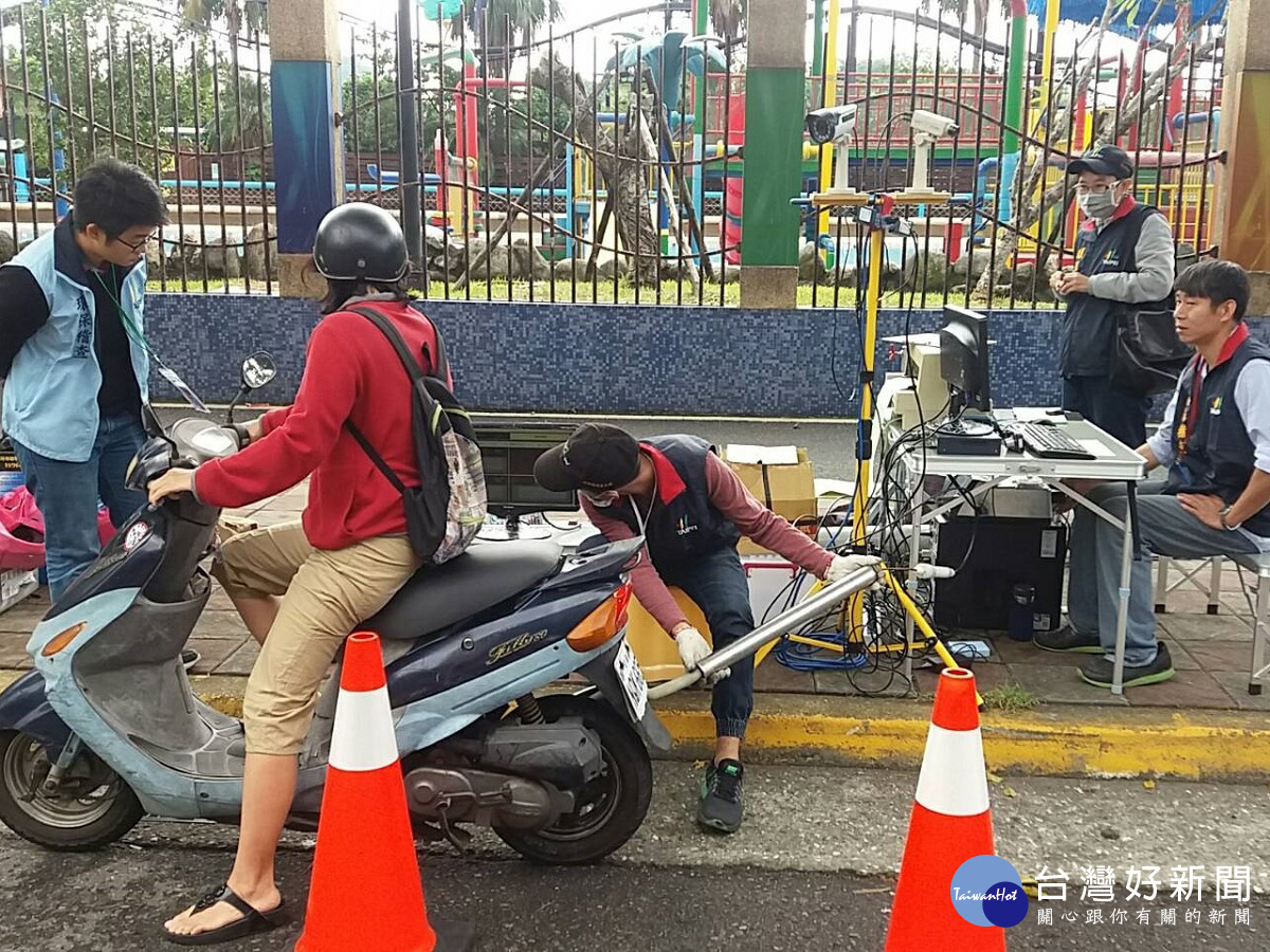 稽查人員檢驗車輛排氣（圖／北市環保局提供）