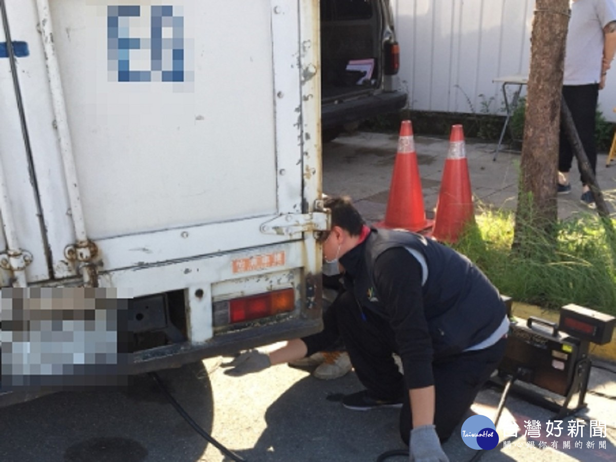 稽查人員檢驗車輛排氣（圖／北市環保局提供）