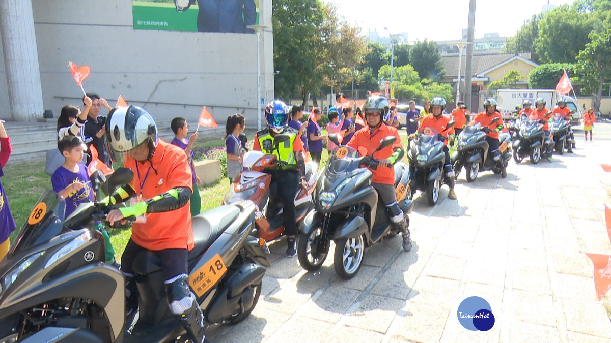 不老騎士車隊抵達彰化縣政府，受到列隊歡迎。