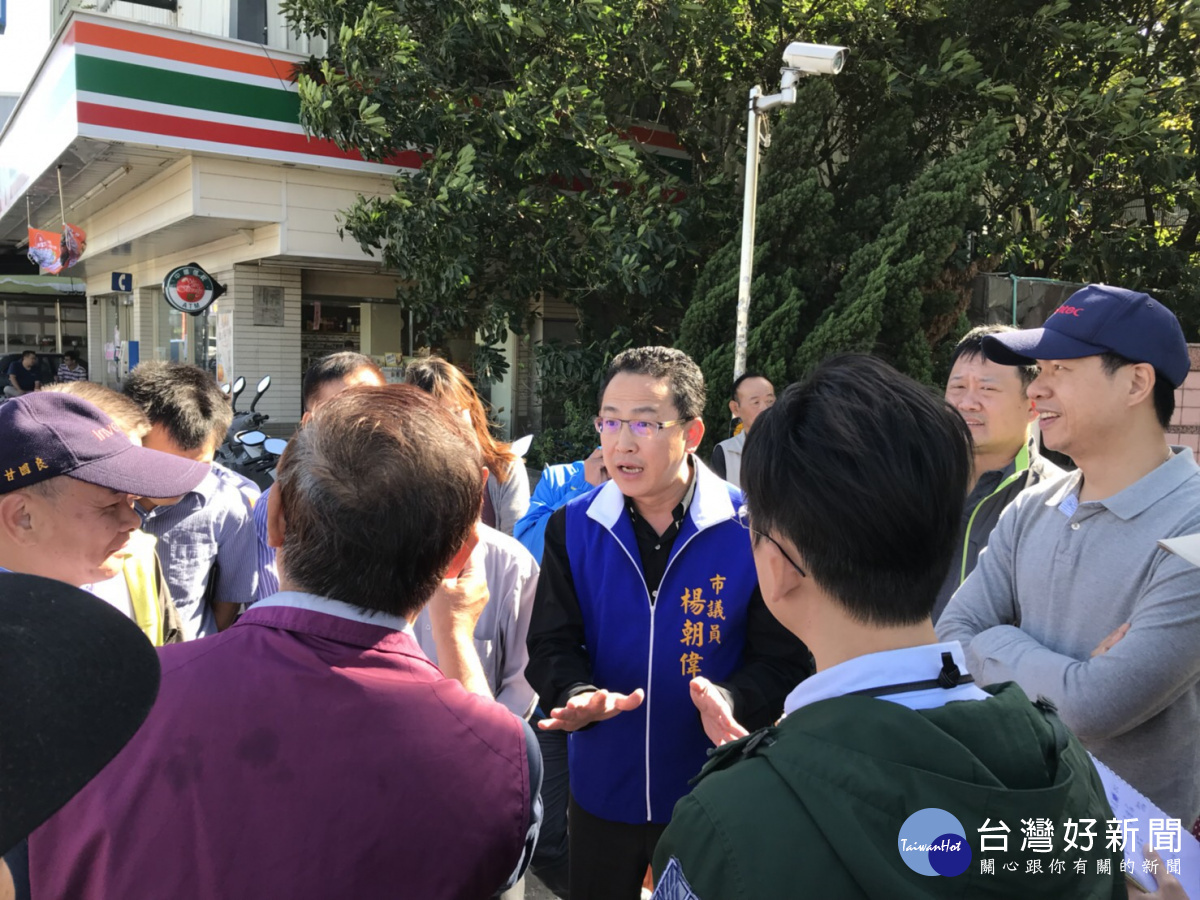 大溪仁和路機車亂象,楊朝偉要求警方取締。(圖/記者陳寶印攝)