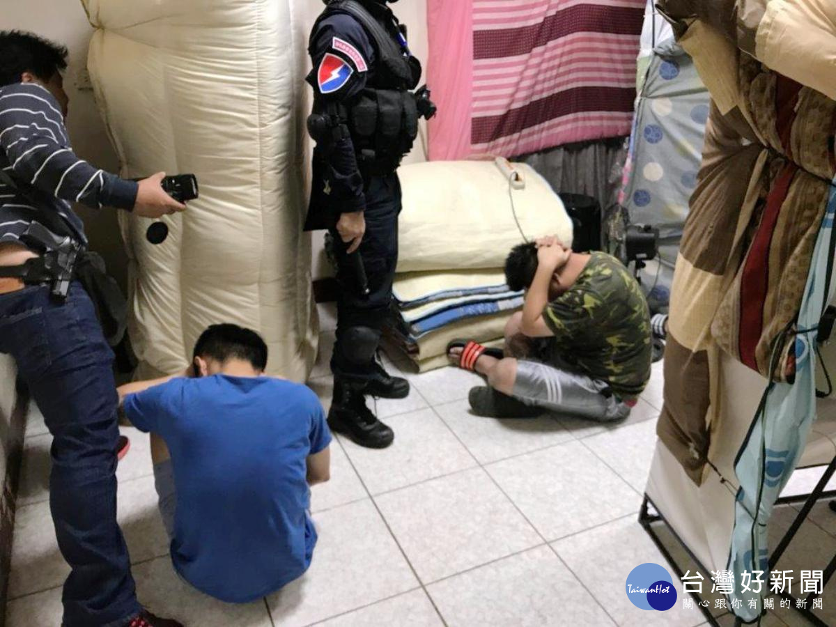 以「棉被掩機房」行詐中國民眾　警方實彈攻堅逮捕13人