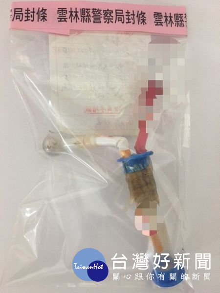 男子見警方嚴謹認真的態度，主動交付車內的安非他命吸食器。（記者陳昭宗拍攝）