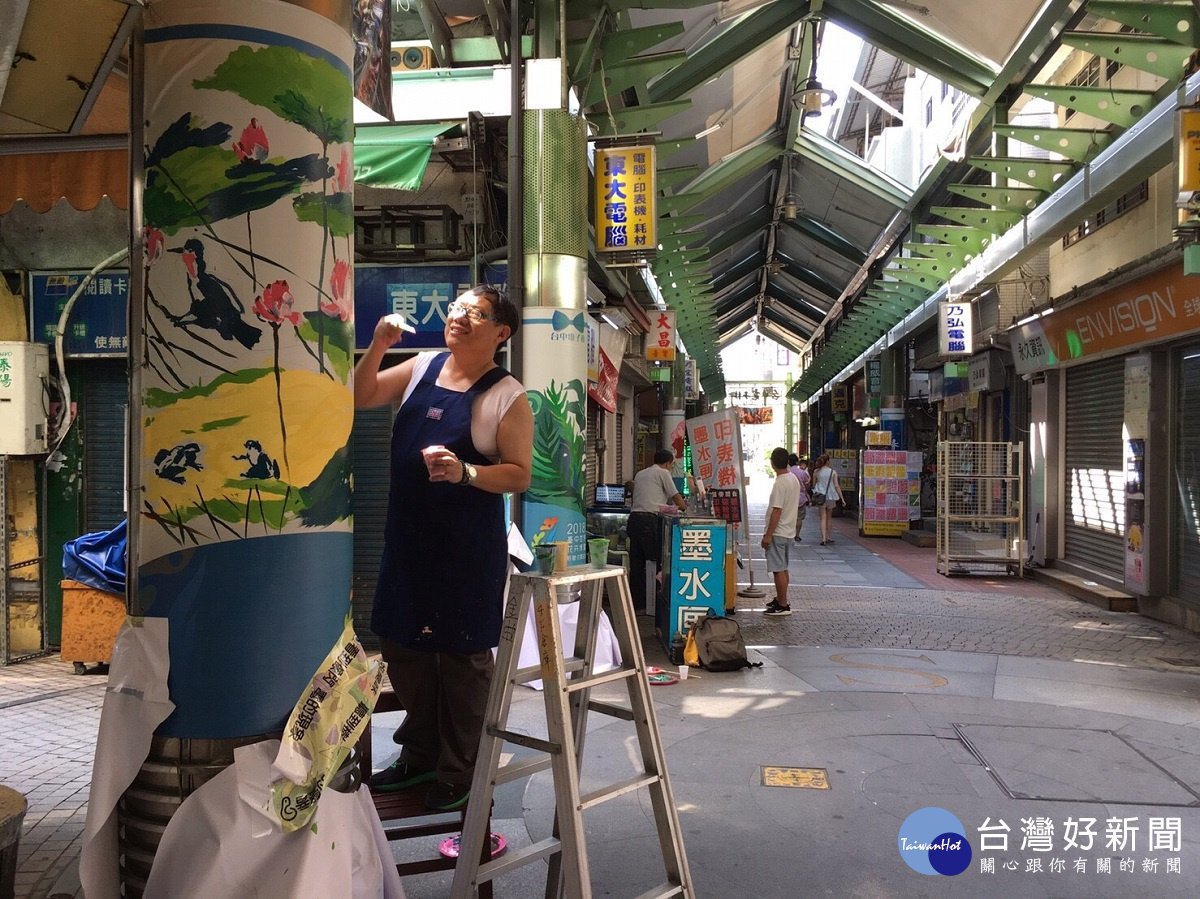 中區區長黃至民彩繪荷花，與綠川景象結合。
