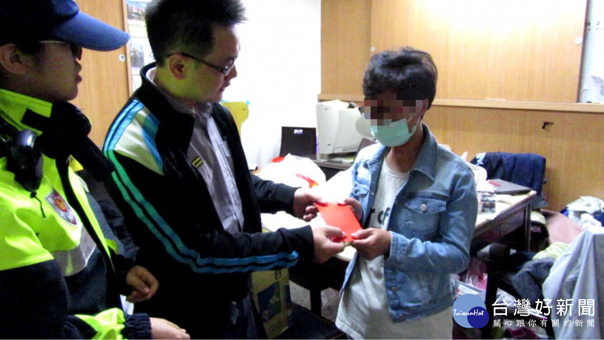 派出所代理所長龔永峰也攜帶慰問金及民生物資,親自前往李婦家中探視。