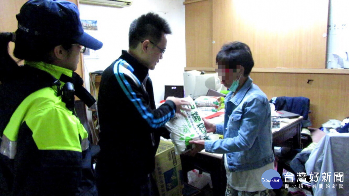派出所代理所長龔永峰也攜帶慰問金及民生物資,親自前往李婦家中探視。