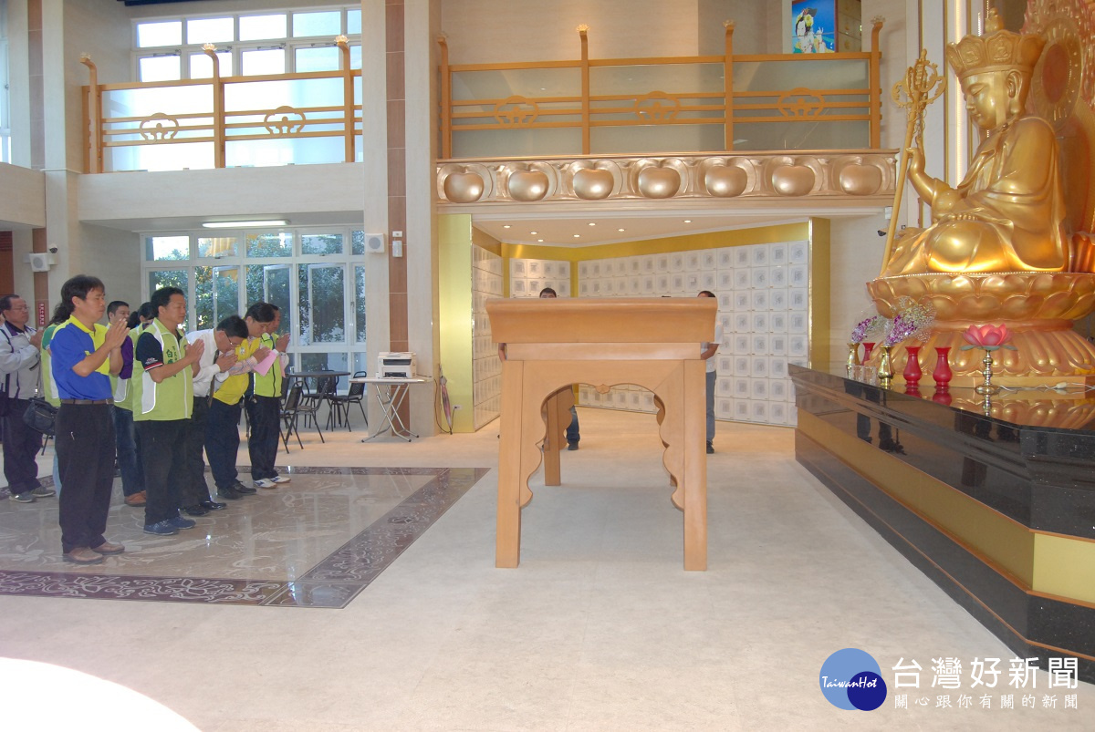 彰化市長邱建富等人於視察時，在祭祀大廳參拜。