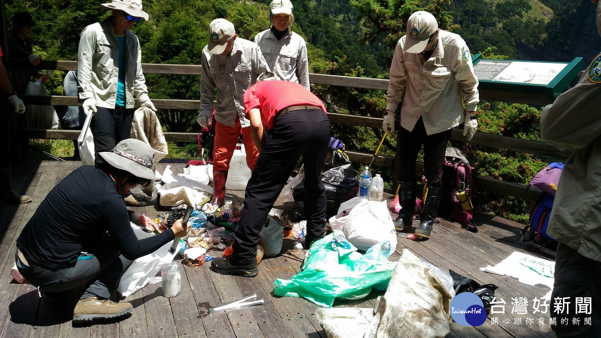 志工整理分類玉山主群峰線步道垃圾。〈圖片玉管處提供〉