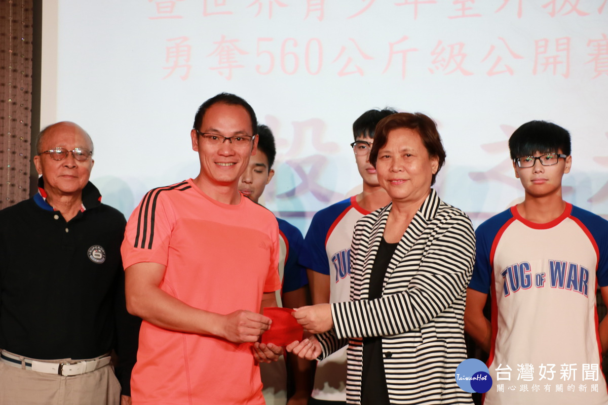 宋市長頒發獎勵金,期勉繼續為國爭光。