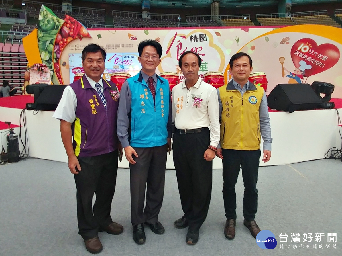 市議員李柏坊(右二)表示，市府食安嘉年華會應做的更深入與更多的宣導，將食安政策讓民眾能更確切了解食安的重要