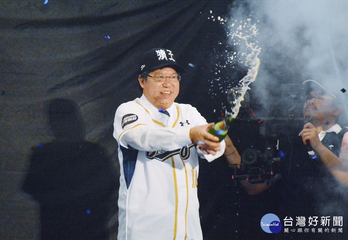 鄭市長表示,桃猿隊順利拿下中華職棒28年年度總冠軍,市府將舉行封王遊行,與市民朋友一起分享這份榮耀。