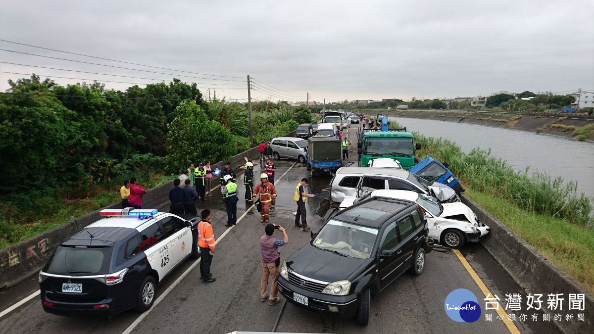 福興鄉社尾橋傳重大車禍 等紅綠燈9輛大小車遭撞擠成一團