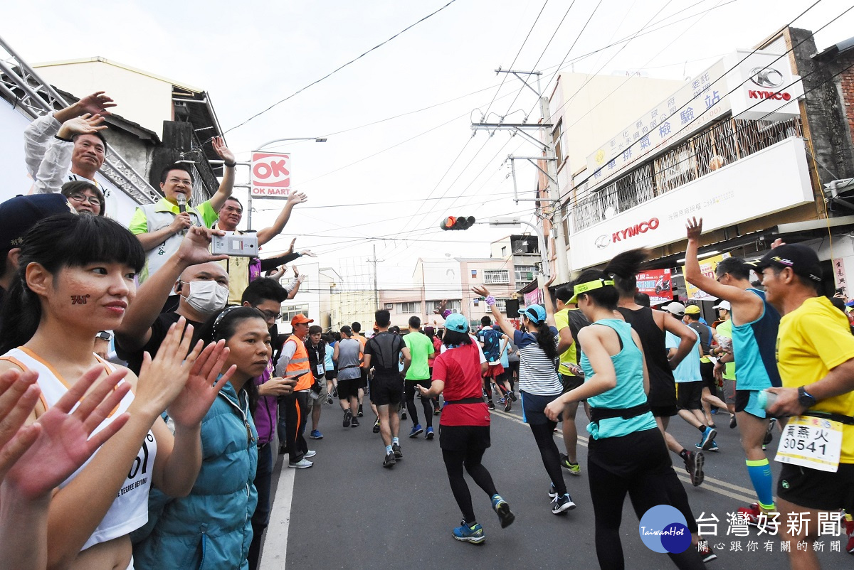 彰化縣長魏明谷向參與跑水馬拉松民眾致意。