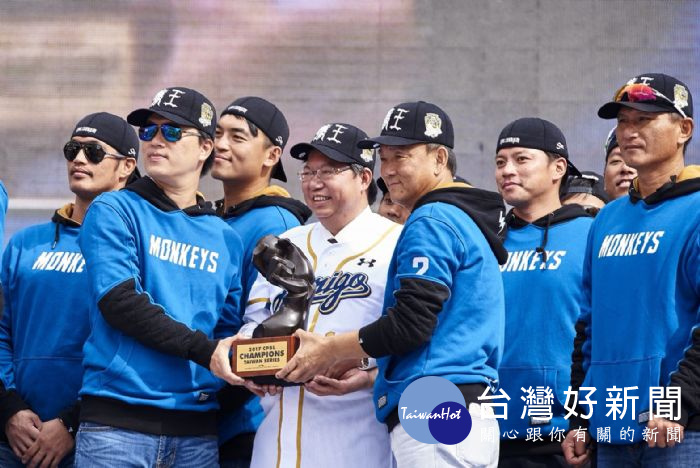 桃園市長鄭文燦，出席2017年中華職棒總冠軍賽Lamigo桃猿隊封王遊行慶祝活動。