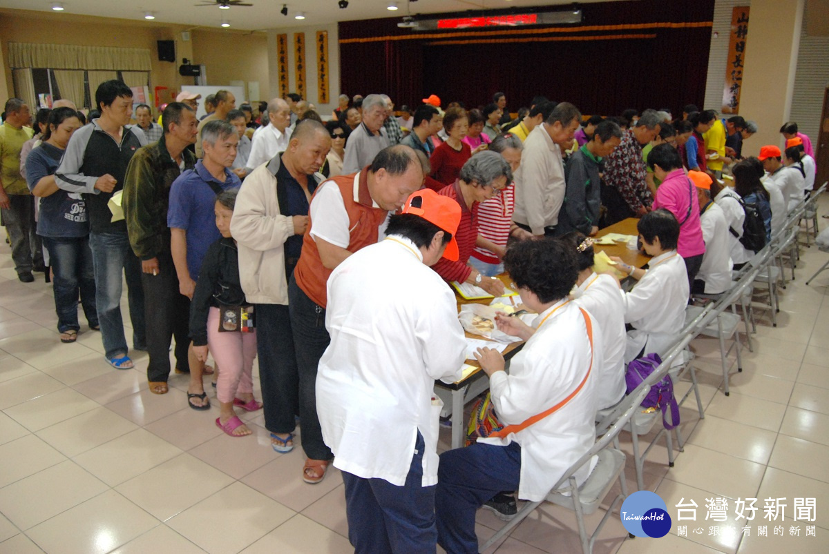 8百多戶準備領取白米與食品的彰化市自強戶先辦理登記核對身分