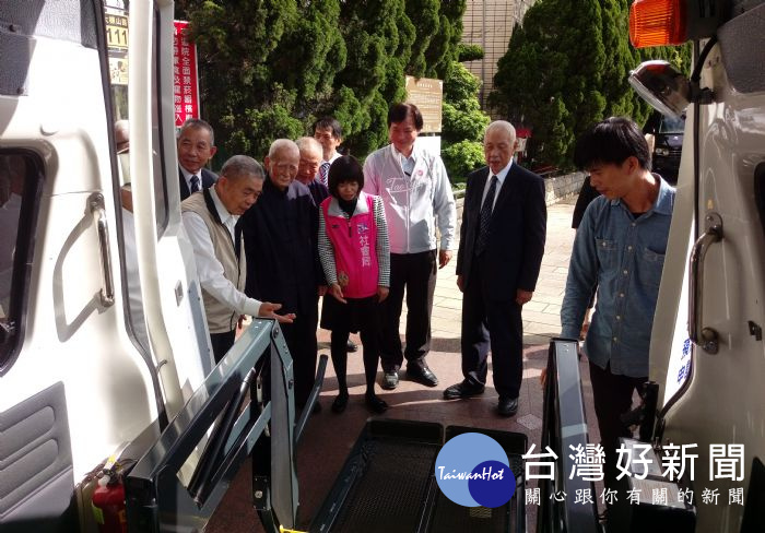 龜山區一貫道基礎忠恕道院7日再度捐贈桃園市1輛復康巴士,由桃園市政府社會局代表受贈。