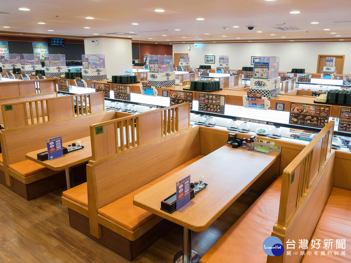 藏壽司有別於其他迴轉壽司店,店內以4-6人半包廂式座位為主,適合家庭聚餐