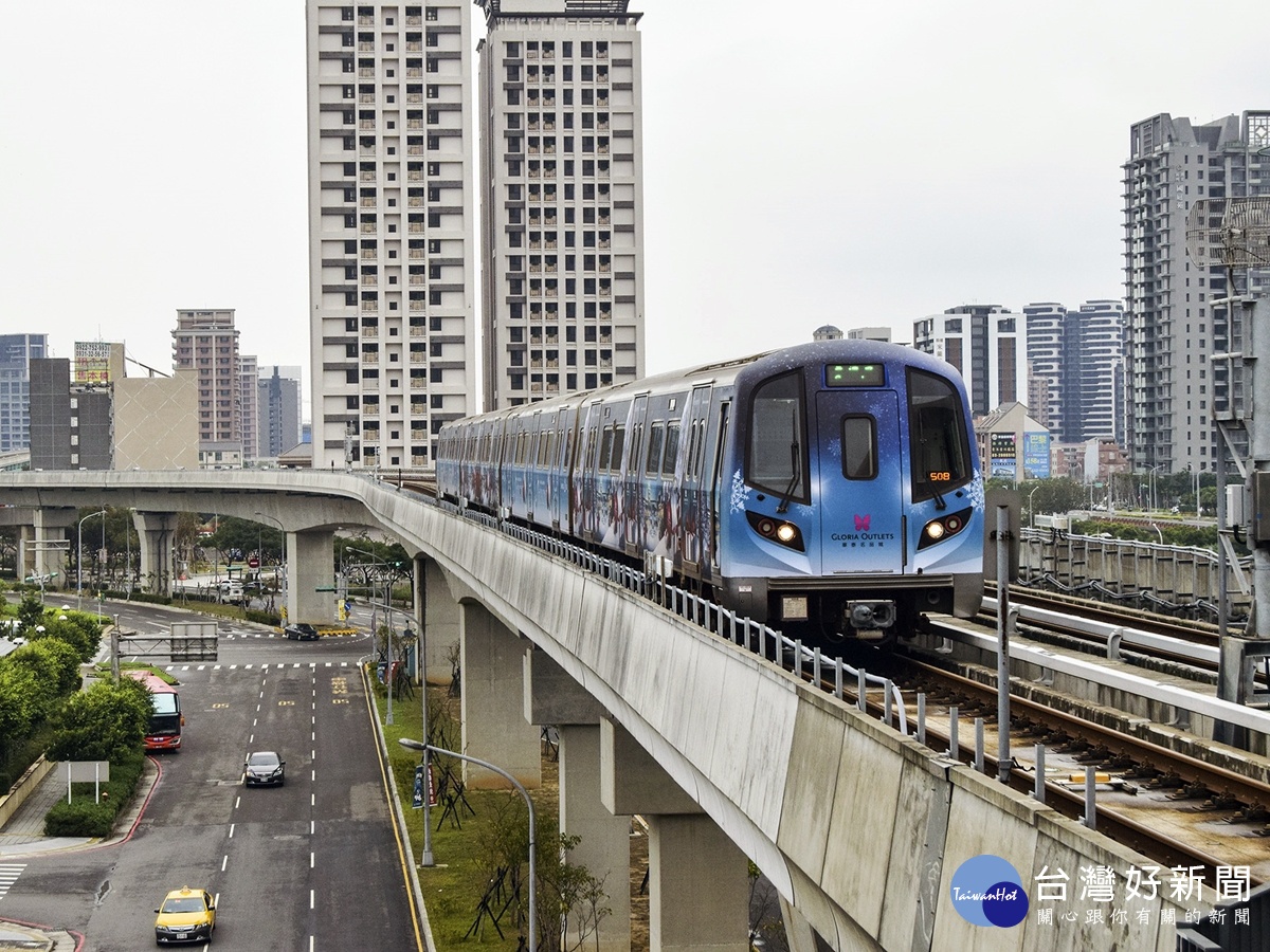 聖誕彩繪列車繽紛開跑 聖誕老人陪你搭機捷