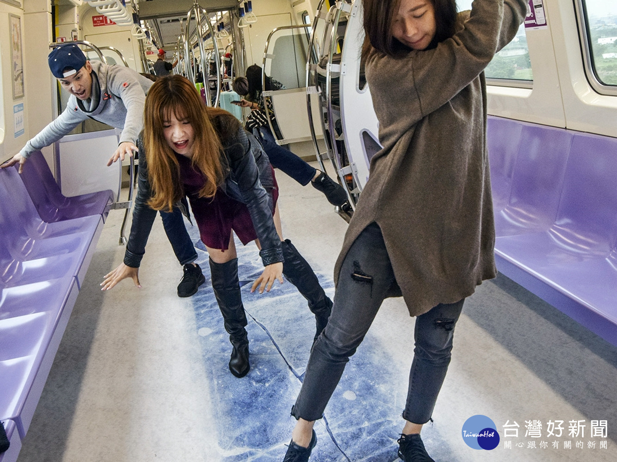 聖誕彩繪列車繽紛開跑 聖誕老人陪你搭機捷