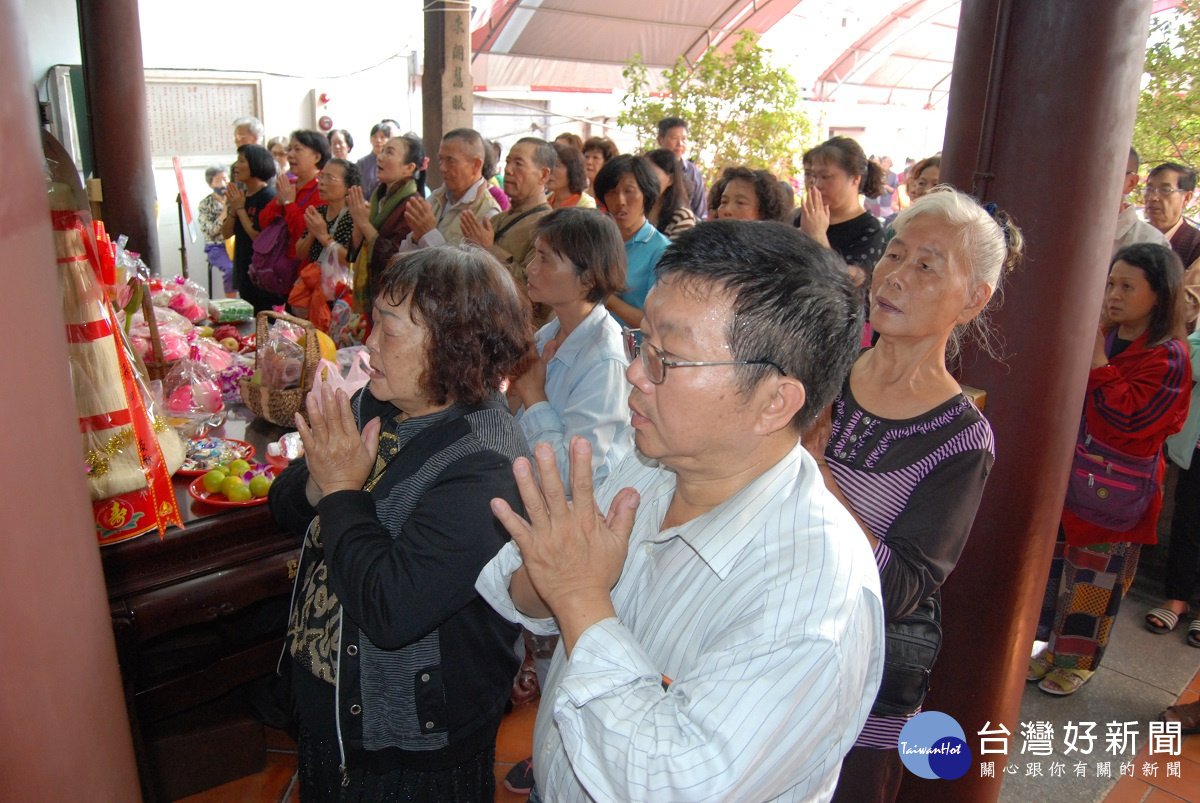 眾多信眾雙掌合十向開化寺觀音媽致上最虔誠的敬拜