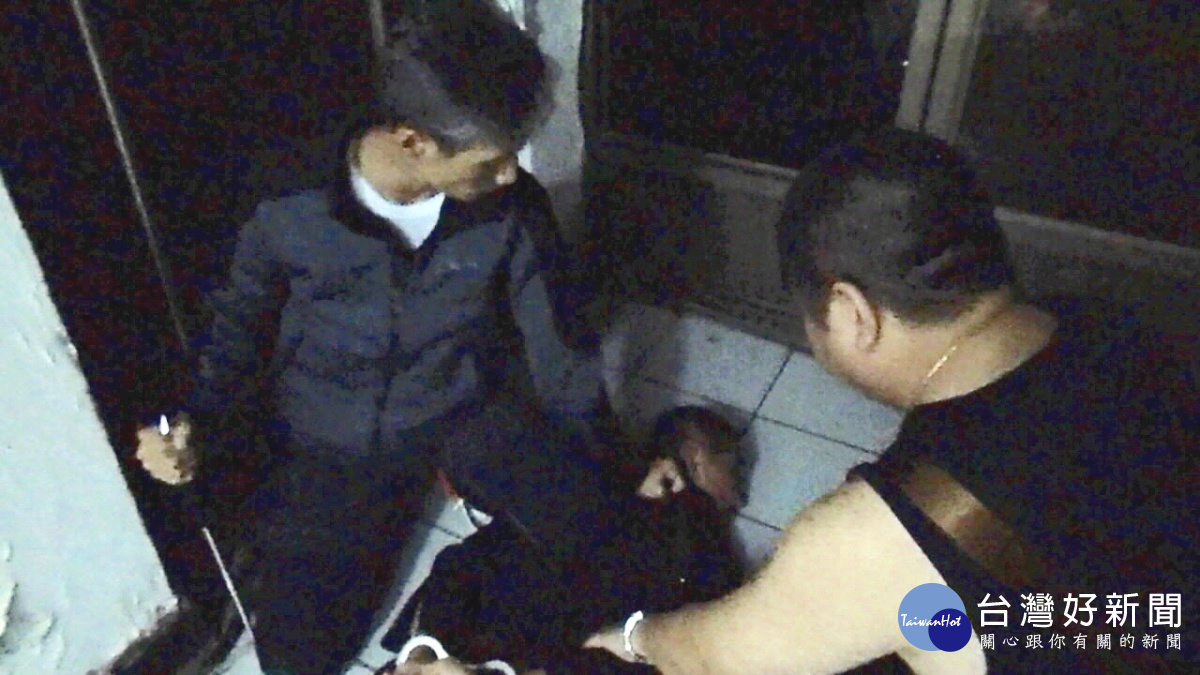 楊梅派出所員警循線在楊梅區三民北路二段86巷內租屋處，埋伏查獲彭民到案，並起出一級毒品4小包。