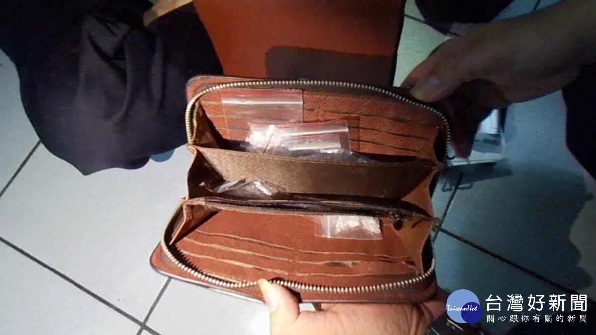 楊梅派出所員警循線在楊梅區三民北路二段86巷內租屋處,埋伏查獲彭民到案,並起出一級毒品4小包。