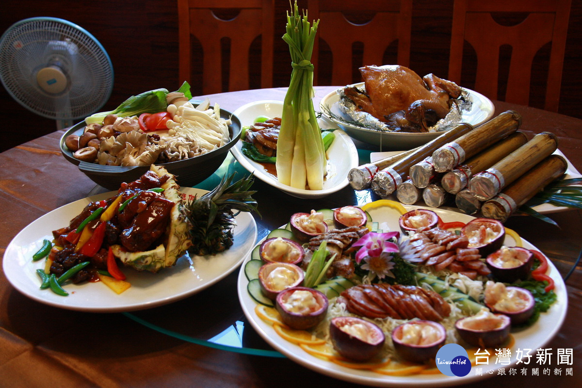泡好湯品美食，泰雅餐廳為遊客準備風味餐。（記者扶小萍攝）