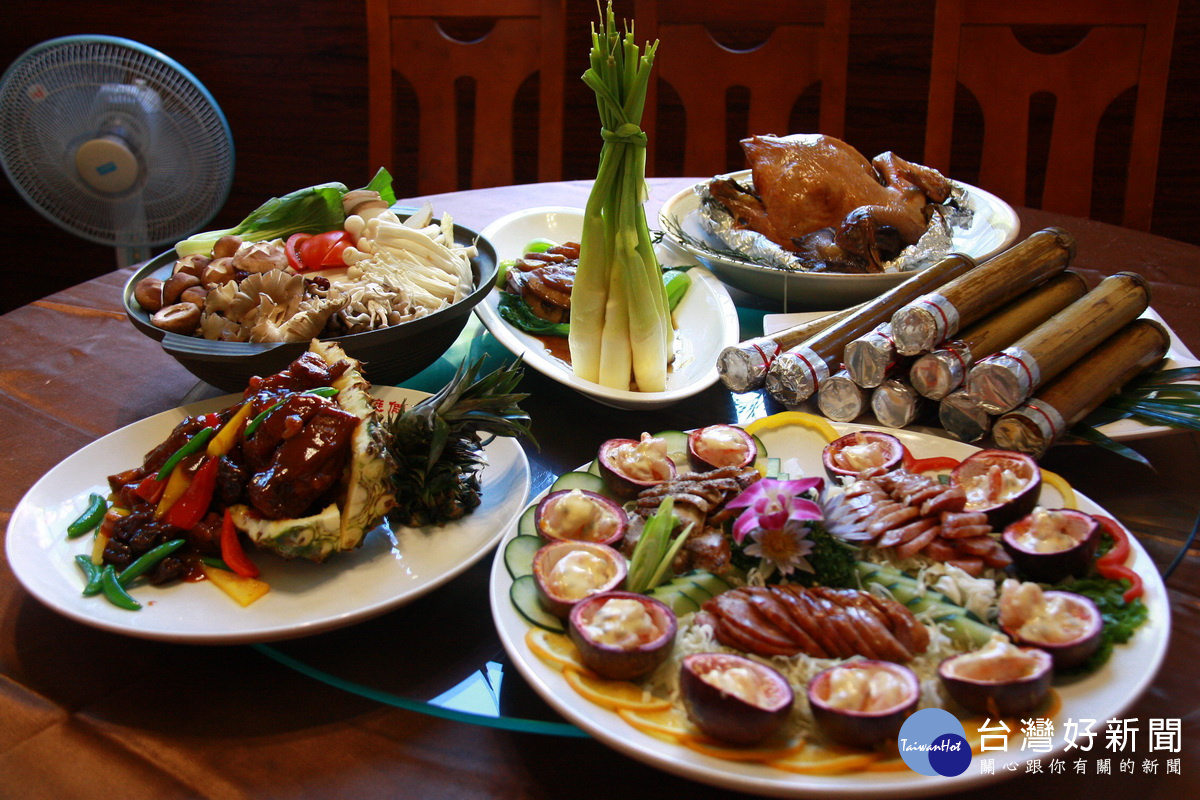 泡好湯品美食,泰雅餐廳為遊客準備風味餐。(記者扶小萍攝)