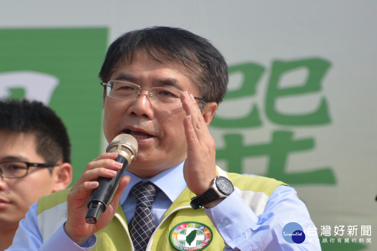黃偉哲就個人觀點說,於公於私都應該讓老師、外籍看護可以接受健保補助施打公費流感疫苗。(圖/記者黃芳祿攝)