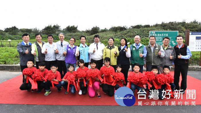 桃園市長鄭文燦前往大園區許厝港濕地,出席「許厝港國家重要濕地濱海木棧道啟用典禮」。