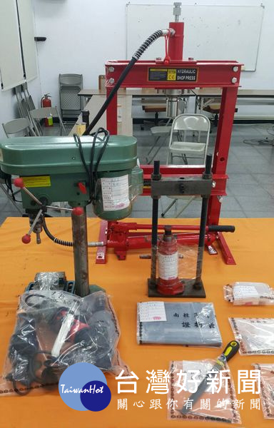 雲林地檢署偵辦涉嫌販賣毒品案件,扣得改造槍械工具一批、大麻、電子磅秤及毒品封口機等證物。(記者陳昭宗翻攝)